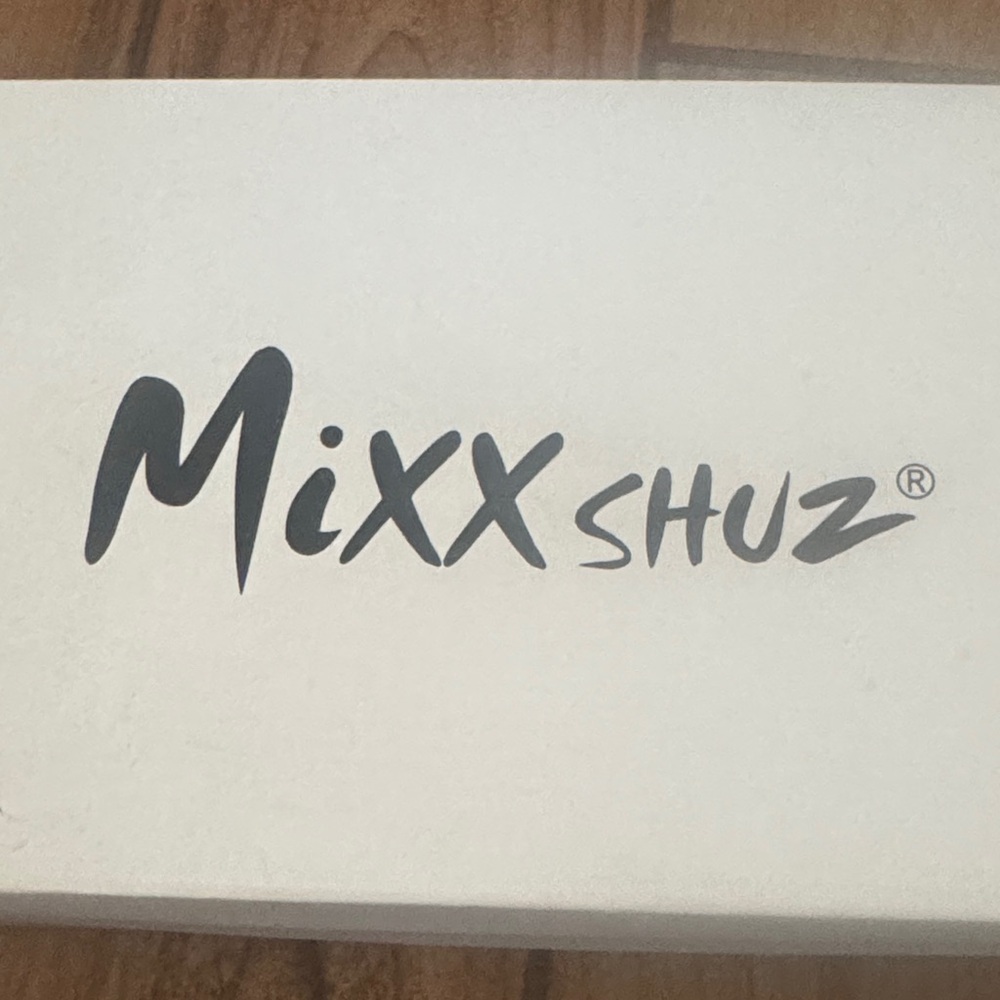 Mixx Shuz White Packaging